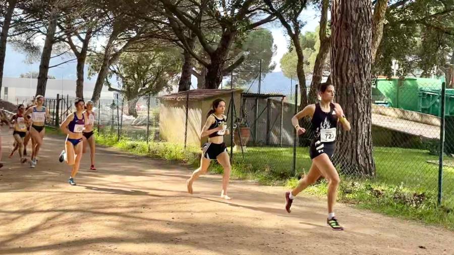 Marta Galimany, liderando la carrera ante Douae Ouboukir. FOTO: Jordi Toda