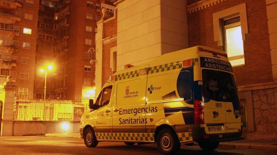 Imagen de archivo de una ambulancia de Castilla y León. Cedida
