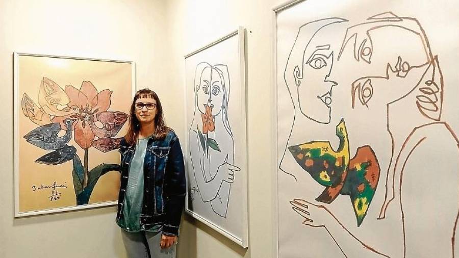 La alcaldesa de Sarral, Victòria Cañís, con algunas de las obras que reúne la exposición. FOTO: Ayuntamiento de Sarral