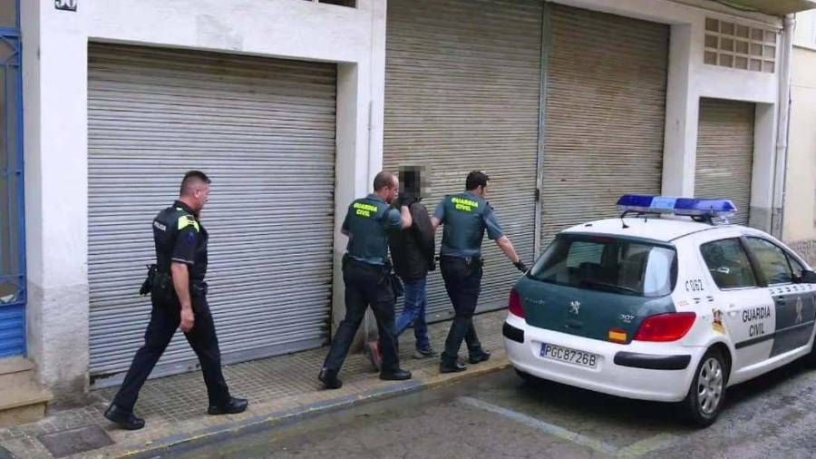 Momento de la detención de la Guardia Civil en Sant Carles de la Ràpita. FOTO: Guardia Civil