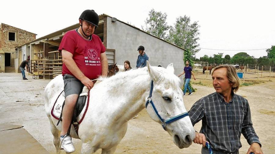 Un dels usuaris del Taller Baix Camp en una sessió d’equitació adaptada. FOTO: Cedida