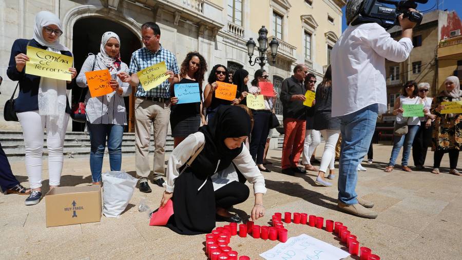 Momento del minuto de silencio frente al Ayuntamiento, de la comunidad de musulmanes de Tarragona. Foto: Pere Ferré