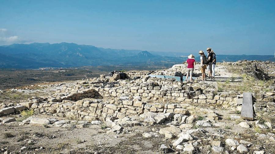 Imatge general del jaciment amb un grup d’arqueòlegs al Coll del Moro. FOTO: Joan Revillas