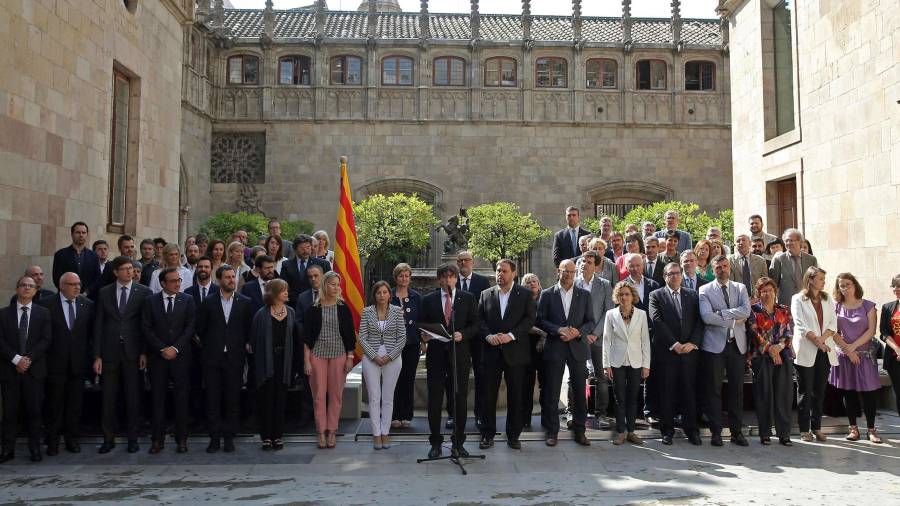 El presidente Carles Puigdemont anunció el viernes, junto a todo el Govern y los diputados independentistas, que piensa convocar para el próximo 1 de octubre, sin el aval del Gobierno del Estado, el referéndum. Foto: EFE