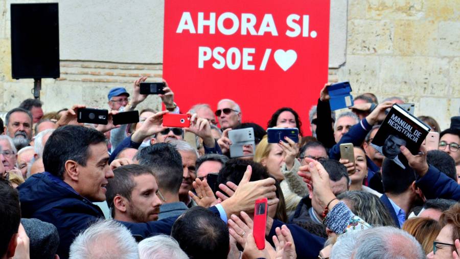 Pedro Sánchez rodeado por sus seguidores. EFE