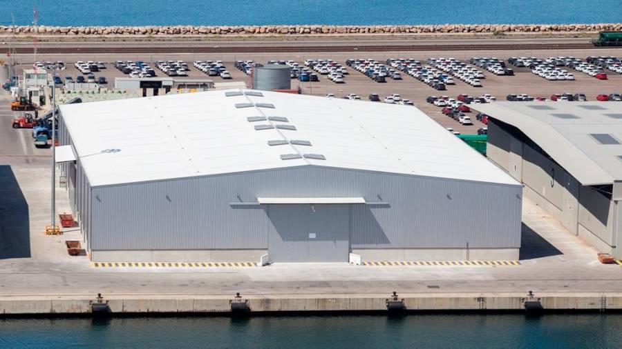 Vista aèria de de la nova nau d'Euroports al Port de Tarragona, on s'emmagatzema pasta de paper. ACN