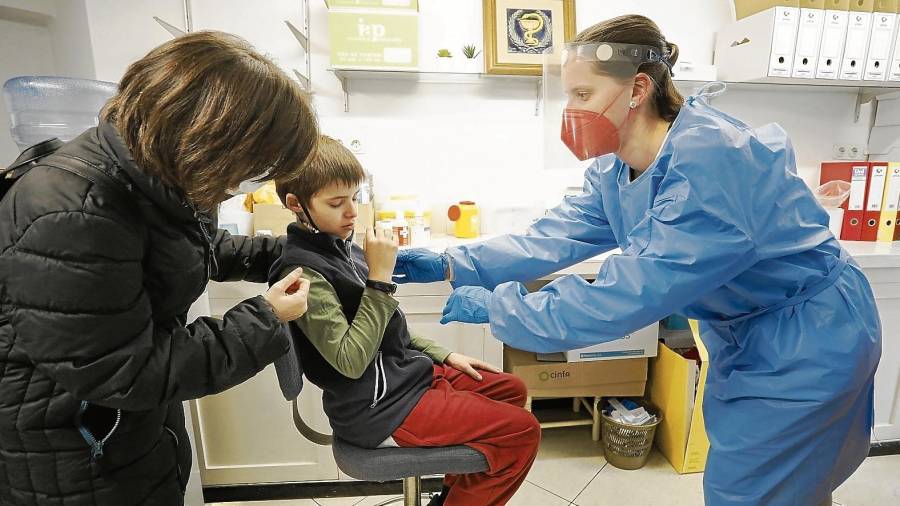 Imagen de un niño haciéndose un test de antígenos ayer en la farmacia Guzmán de Tarragona. FOTO: PÈRE FERRÉ