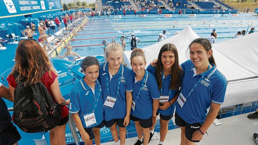 Voluntarios de los Juegos Mediterráneos en la piscina de Campclar, en una de las competiciones. FOTO: Pere Ferré/dt