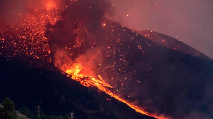 Espectacular imagen del volcán Cumbre Vieja, ayer en plena actividad explosiva tras la apertura de otra boca. FOTO: FOTO: EFE/Miguel Calero