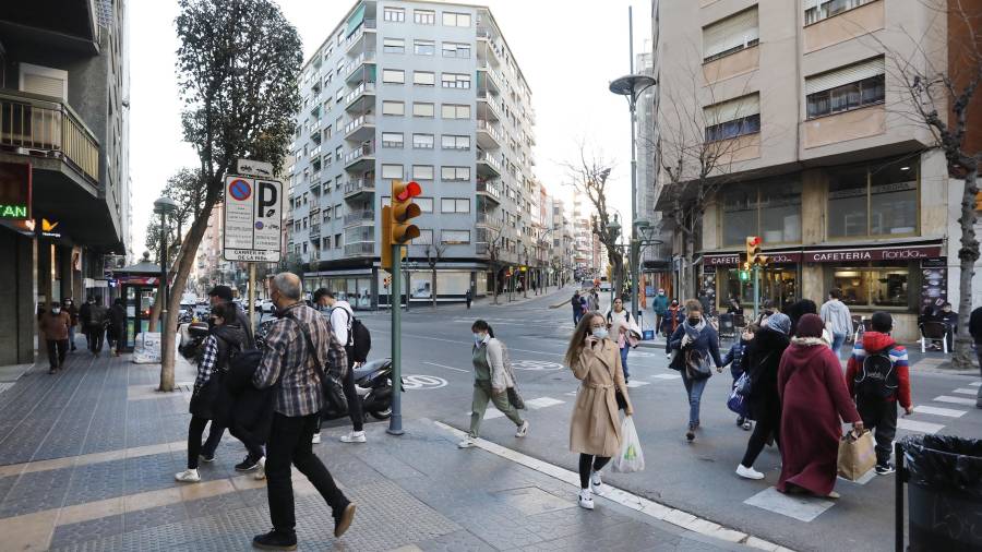 Gente paseando por Tarragona. FOTO: PERE FERRÉ