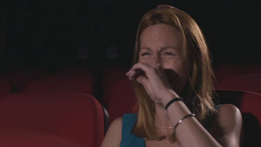 Una de les protagonistes de la nova campanya de conscienciació viària del Servei Català de Trànsit en un moment de l'espot, plorant després de veure la seva família a la pantalla del cinema