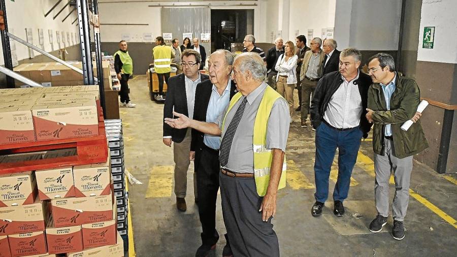 El presidente del Banc d’Aliments, Eusebio Alonso, durante la visita de las instalaciones de la calle Escultor Rocamora. FOTO: ALFREDO GONZÁLEZ