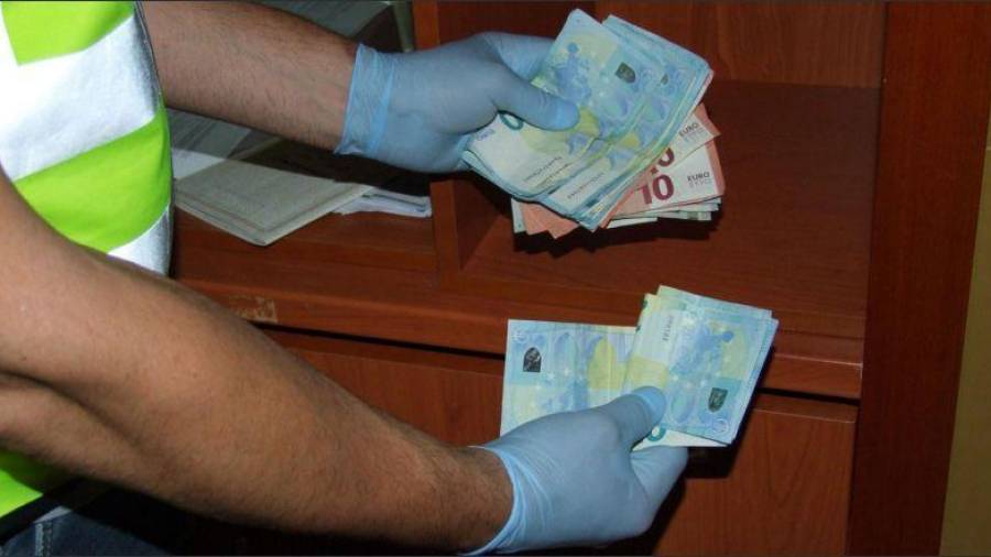 Imagen de archivo de la policía sustrayendo dinero. Foto: CME