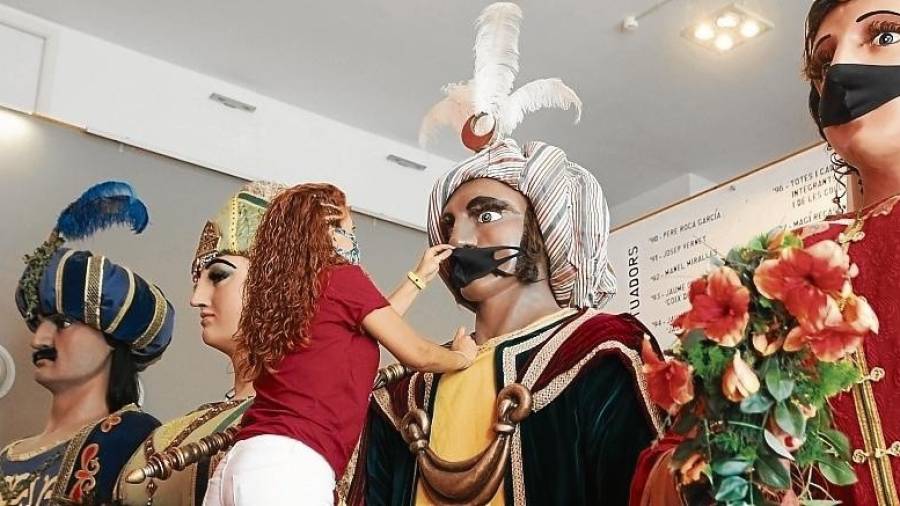 Las bestias y las figuras del Seguici están guardadas en la Casa de la Festa, incluidos los Gegants Vells, a quienes sus ‘portants’ les colocan una máscara. FOTO: Alba Mariné