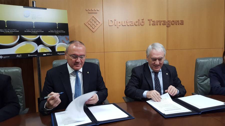 El president de la Diputació de Tarragona, Josep Poblet, i l'alcalde de Reus, Carles Pellicer, han signat el conveni de col·laboració.