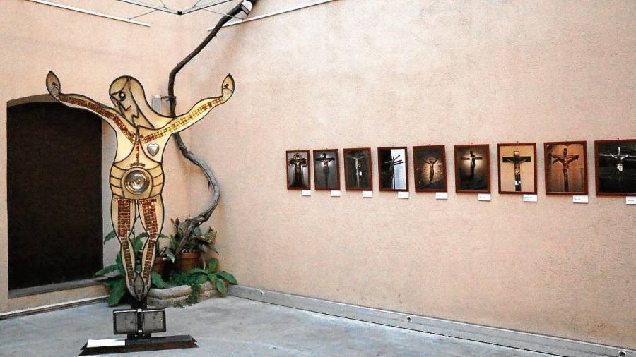 53 fotografies i una escultura formen part de la mostra al Pati de Sant Roc. FOTO: FRANCESC ROCA
