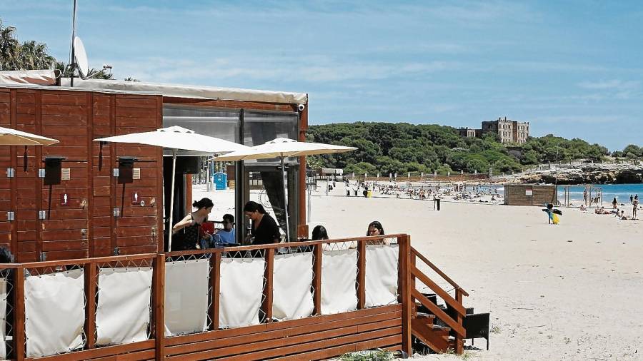 Aunque ya existiesen merenderos de playa, el primer local denominado chiringuito abrió en Barcelona a finales del siglo XIX. Foto: P. Ferré