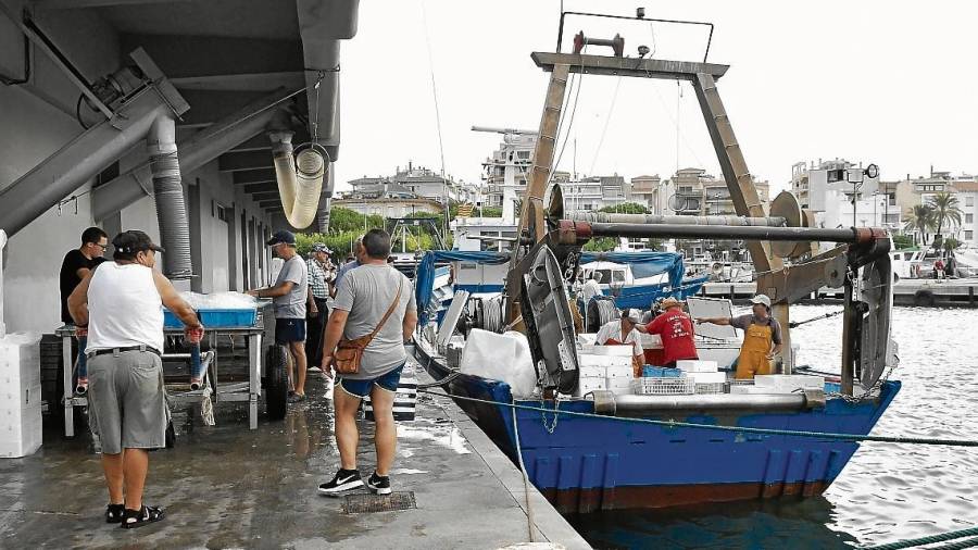 Los marineros, a su llegada al puerto pesquero cambrilense. FOTO: Alfredo González