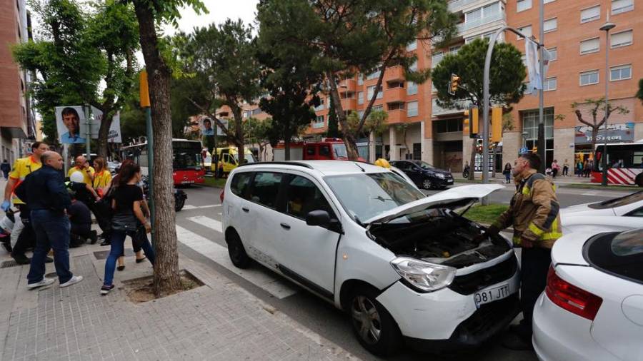 Mientras el SEM atendía a la conductora, Bombers desconectaba las baterías de los coches implicados. FOTO: Pere Ferré