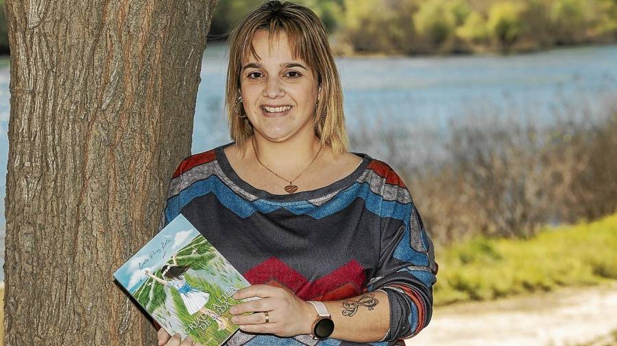 La periodista i escriptora Cinta Pérez Llatse és l’autora de la novel·la ‘Criada a l’illa de Buda’. FOTO: Joan Revillas