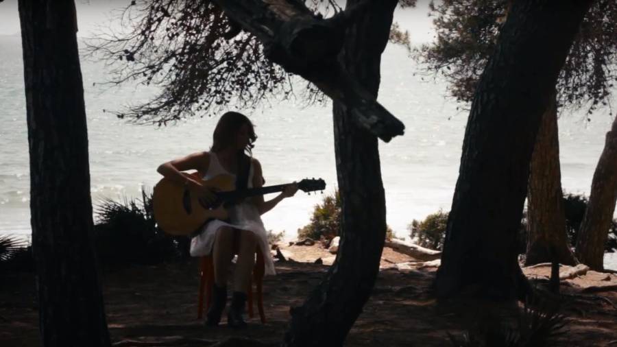 La cantautora francesa Adeline grab&oacute; su videoclip ‘Mon inconnu’ en Cala Becs.. Foto: YouTube