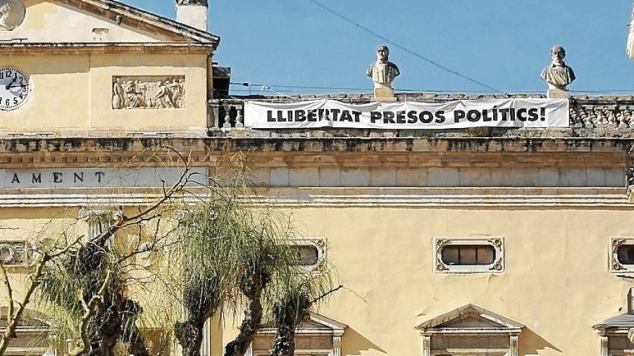 Imagen de la pancarta que colgaba de la fachada del Ayuntamiento de Tarragona. Pere Ferré