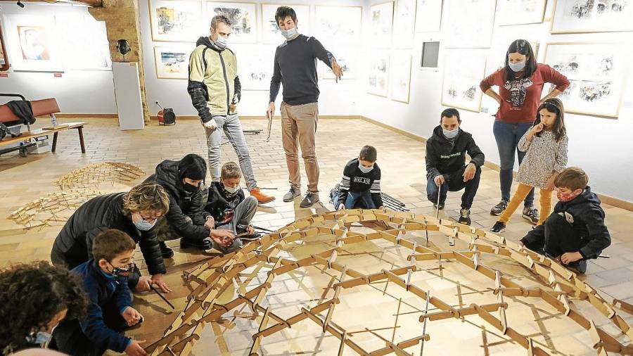 Asistentes al taller en Montblanc aprenden a construir cúpulas autosostenibles. Foto: Fabián Acidres