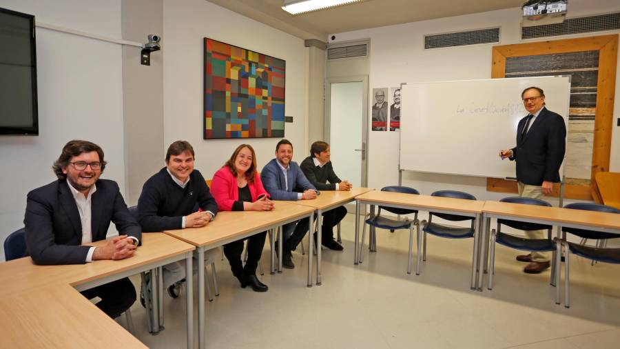 El catedrático Antoni Jordà, con los cinco concejales, el pasado lunes en una aula de la facultad de jurídicas de la URV.