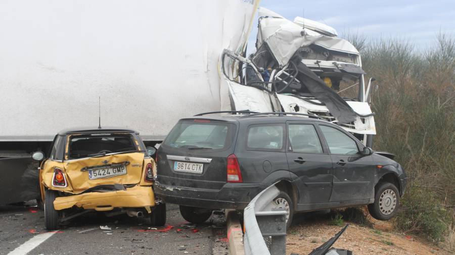 Los tres vehículos implicados en el accidente de la A-7. FOTO: Lluís Milián
