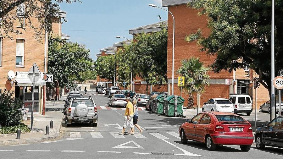 Dos personas cruzando un paso de peatones en la calle Mas Pellicer de Reus. Firma: Alba Mariné