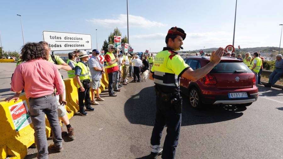 Mossos ha regulado el tráfico en la rotonda de la protesta. FOTO: Pere Ferré