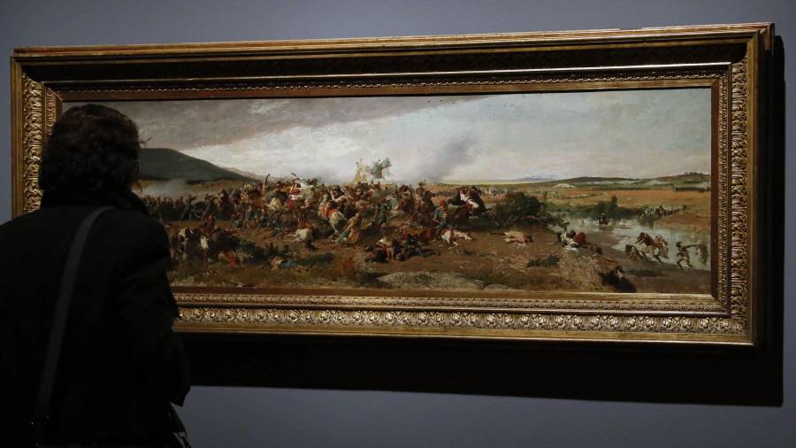 Una mujer observa a la obra La Batalla de Wad-Rass del pintor MariÀ Fortuny, expuesta en El Museo del Prado. FOTO: EFE