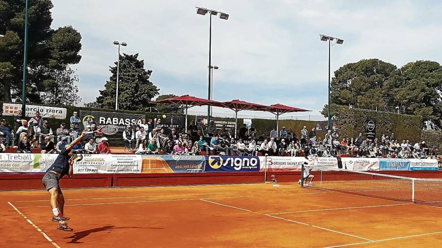 La pista central del CT Reus Monterols, durante la final del torneo ITF de 2019 que se llevó el jugador reusense Edu Esteve. FOTO: Alba Mariné