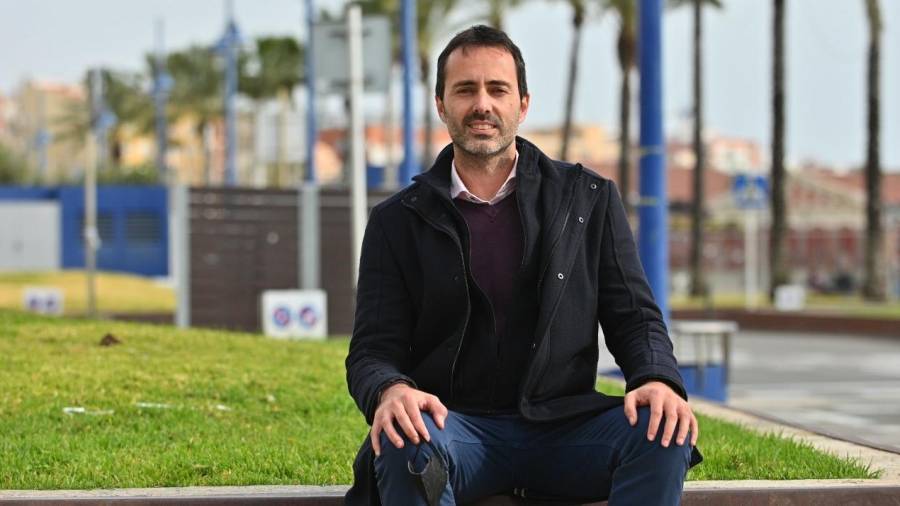 El candidato de En Comú Podem, Jordi Jordan, el pasado viernes en el barrio del Serrallo de la ciudad de Tarragona. Foto: Alfredo González