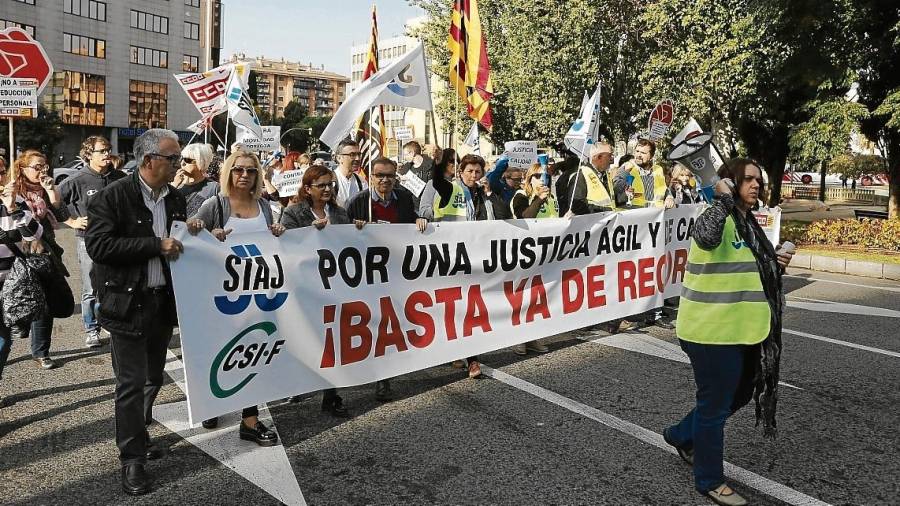Un grupo de funcionarios manifestándose ayer por Tarragona. FOTO: Alba Mariné