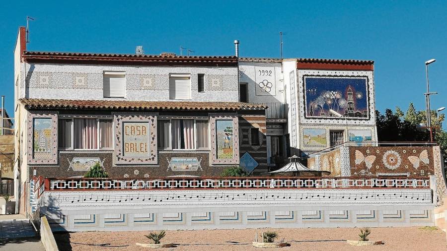 La Casa Balei compta amb una gran quantitat de mosaics i és un dels elements definidors del municipi. FOTO: DT