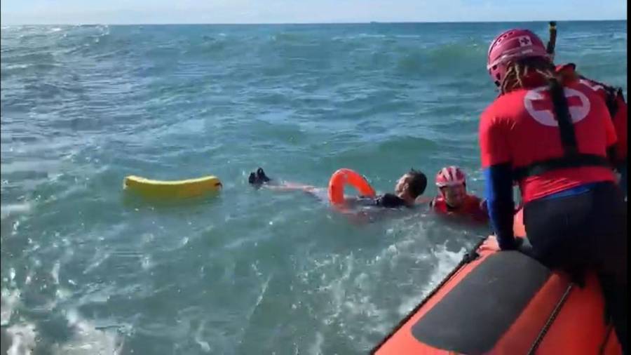 Vídeo. Rescatado un bañista a punto de ahogarse en Tarragona