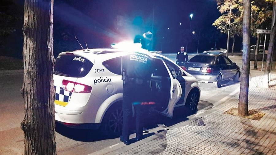 Momento en que el sospechoso era introducido en el vehículo policial. FOTO: Ana García