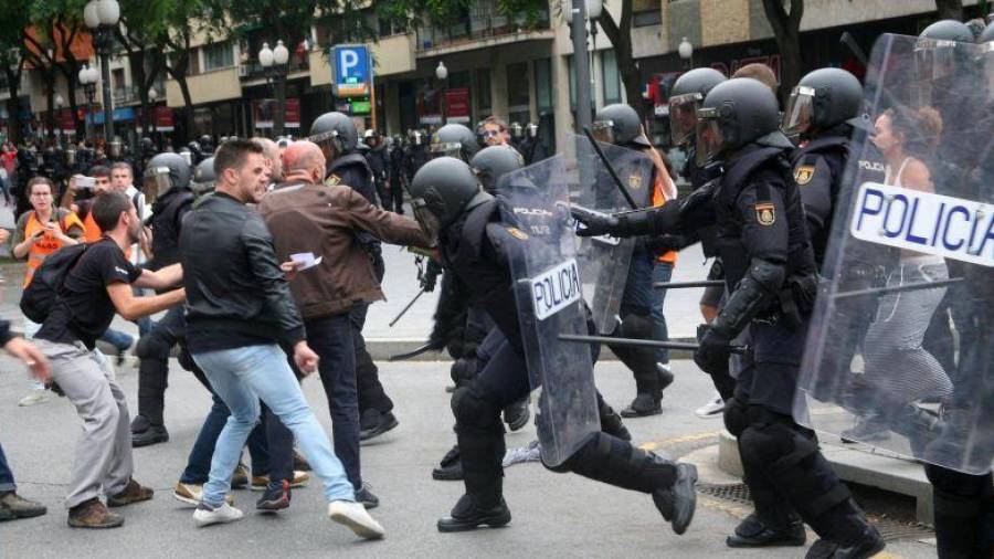 Cargas policiales en Tarragona el pasado 1 de octubre. FOTO: EFE
