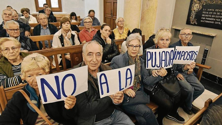 Protesta contra la subida de impuestos municipales durante el pleno del Ayuntamiento de 2019 en que fue aprobada. FOTO: ALFREDO GONZÁLEZ/DT