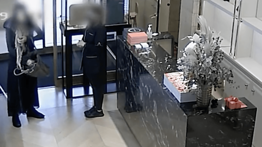 Vídeo: Detenido por hacerse pasar por una mujer mayor para robar 231.500€ en joyas en TGN