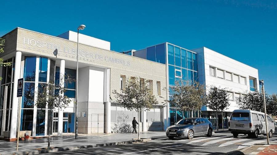 El Hospital Lleuger de Cambrils está ubicado en la Plaça de l’Ajuntament. FOTO: Alfredo González/DT