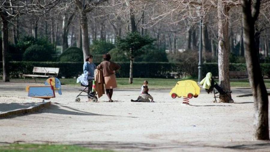 Imagen de archivo de niños jugando en un parque. EFE