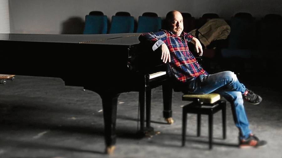 El compositor granadino Sergio de la Puente, apoyado en su piano. FOTO: Cedida