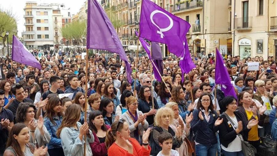 Manifestantes en la Plaça de la Font de Tarragona protestan contra la resolución del caso La Manada, la pasada semana. Foto: CUP