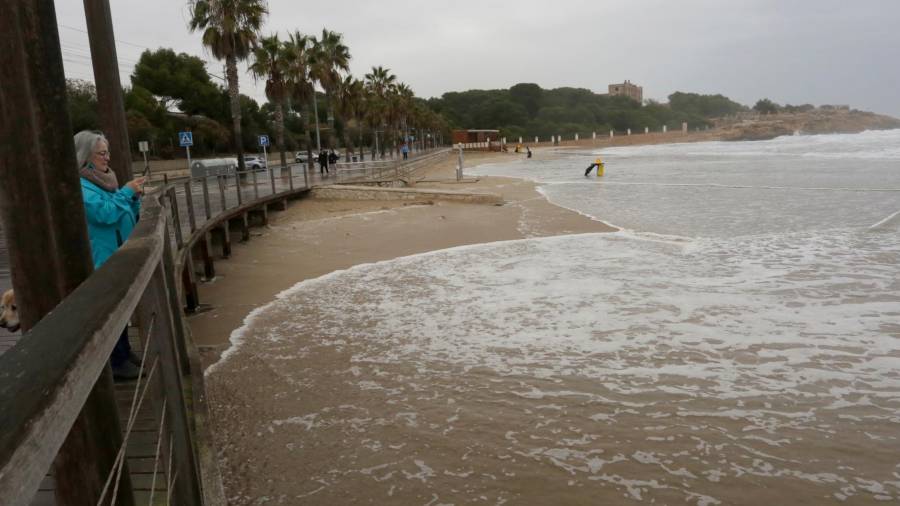 La playa de Tarragona, engullida literalmente por el mar en L'Arrabassada. FOTO: Lluís Milián