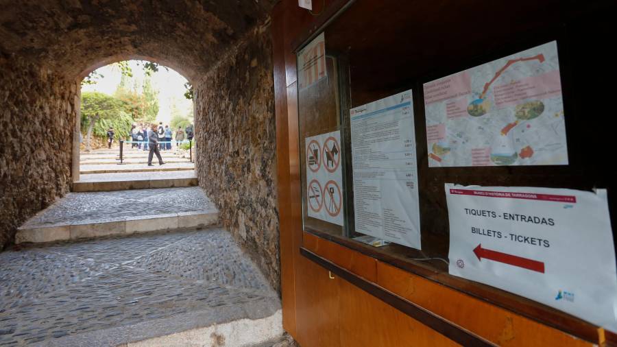 En la entrada a Les Muralles el visitante se encuentra, de entrada, con una caseta vacía. FOTO: pere ferré