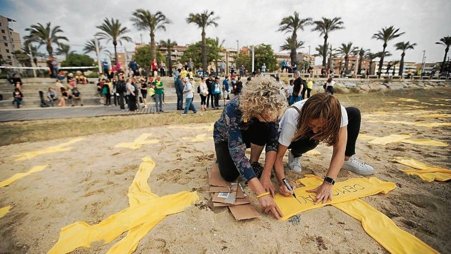 Els ciutadans col·loquen bufandes a la platja de Mataró, a Barcelona. Foto: EFE