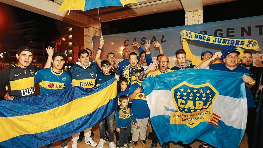 Aficionados de Boca Juniors, esta semana en Salou. Han conseguido entradas para estar en la final de la Libertadores, en Madrid. FOTO: fabián acidres