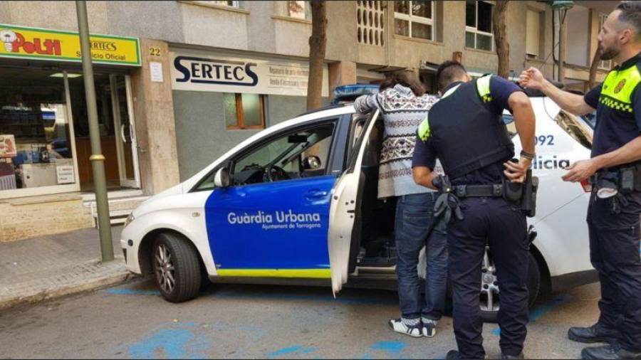 Imagen de archivo de un arresto por droga de la Guàrdia Urbana de Tarragona. FOTO: DT
